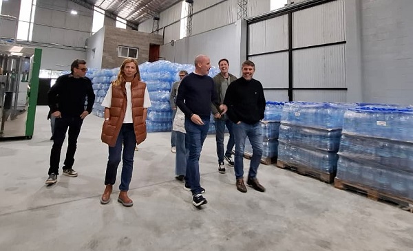 impulsobaires's tweet photo. El intendente Lisandro Hourcade (@lihourcade )recorrió empresas de #Magdalena junto a los senadores Marcelo Leguizamón Brown (@chubyleguizamon ) , Natalia Quintana  (@QuintanaNat ) y Emilia Subiza (@esubiza ) provinciales. Visitaron "Doña Magdalena" y "Agua Magdalena" para fortalecer el vínculo con el sector productivo y potenciar el empleo local. 🏭🇦🇷

Los detalles acá: 👇 https://t.co/8b6Cad54Ld

#Magdalena #Atalaya #LisandroHourcade #ProducciónLocal #Pymes #IndustriaBonaerense #Empleo #AguaMagdalena #DoñaMagdalena