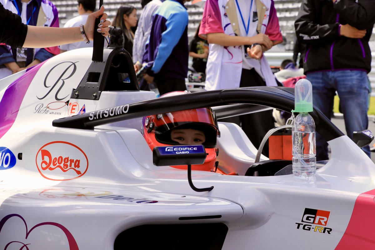 amspeed_m's tweet photo. KYOJO CUP Rd1

Team ReFa with AIWIN
No.17 白石 いつも 選手
No.18 三浦 愛 選手

白石選手の白にピンク・紫の可愛らしいカラーリングと三浦選手の白にゴールドのカッコいいカーラーリングが素敵でした✨

#teamrefa #kyojocup #AIWIN https://t.co/k62byrbZ0q