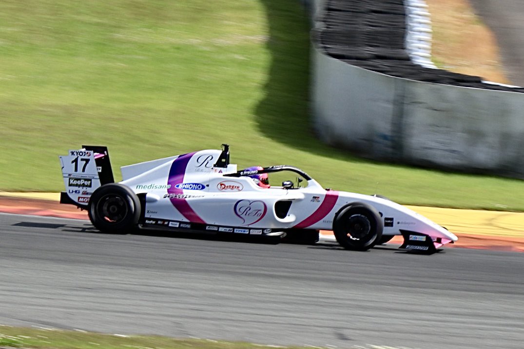 amspeed_m's tweet photo. KYOJO CUP Rd1

Team ReFa with AIWIN
No.17 白石 いつも 選手
No.18 三浦 愛 選手

白石選手の白にピンク・紫の可愛らしいカラーリングと三浦選手の白にゴールドのカッコいいカーラーリングが素敵でした✨

#teamrefa #kyojocup #AIWIN https://t.co/k62byrbZ0q