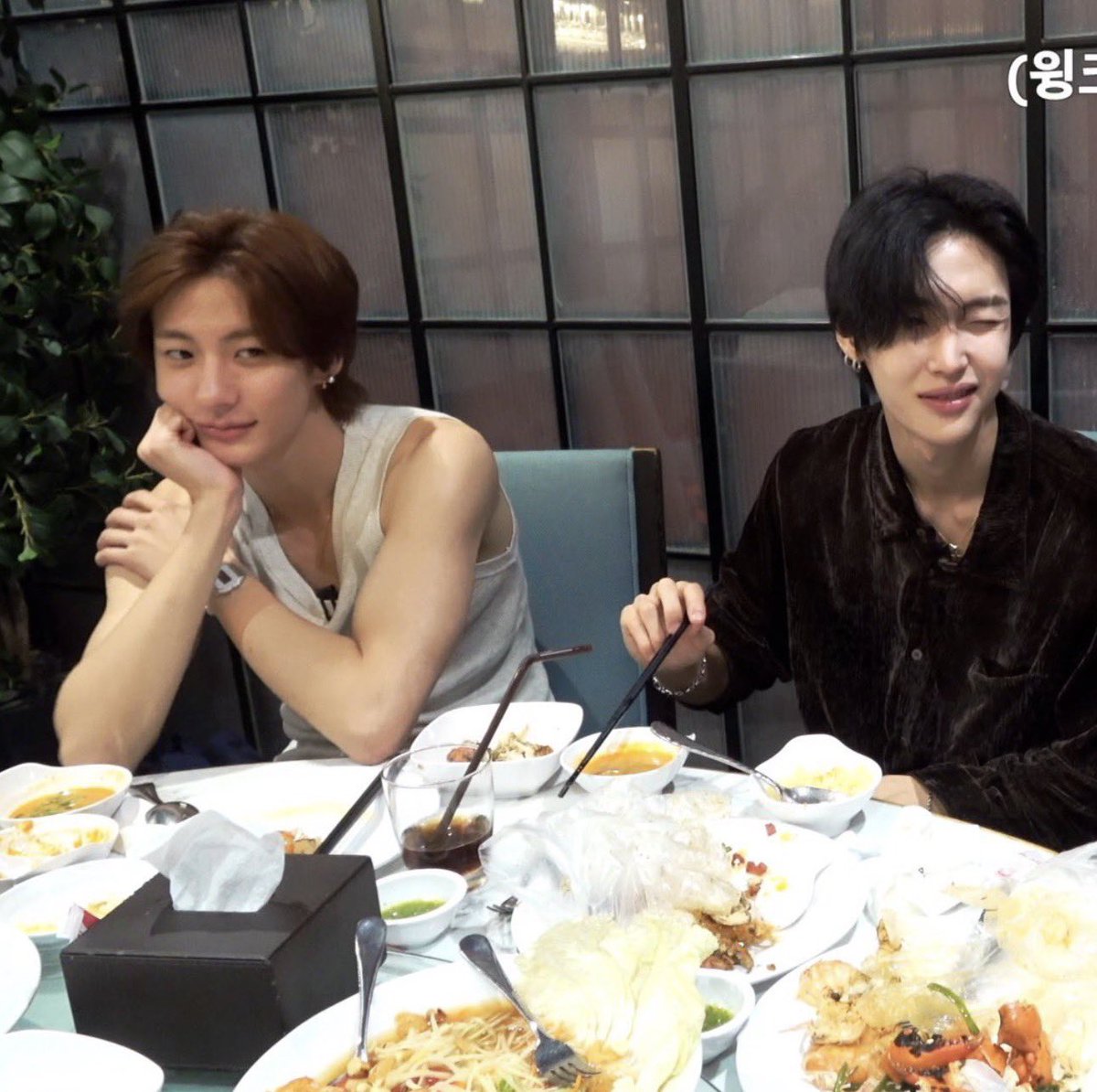 หน้าตาชีเบื่อสามีมากกอะ ส่วนสามีทำหน้าทะเล้น ๆ เม้าแฟ่ดกับเพื่อน 555555555