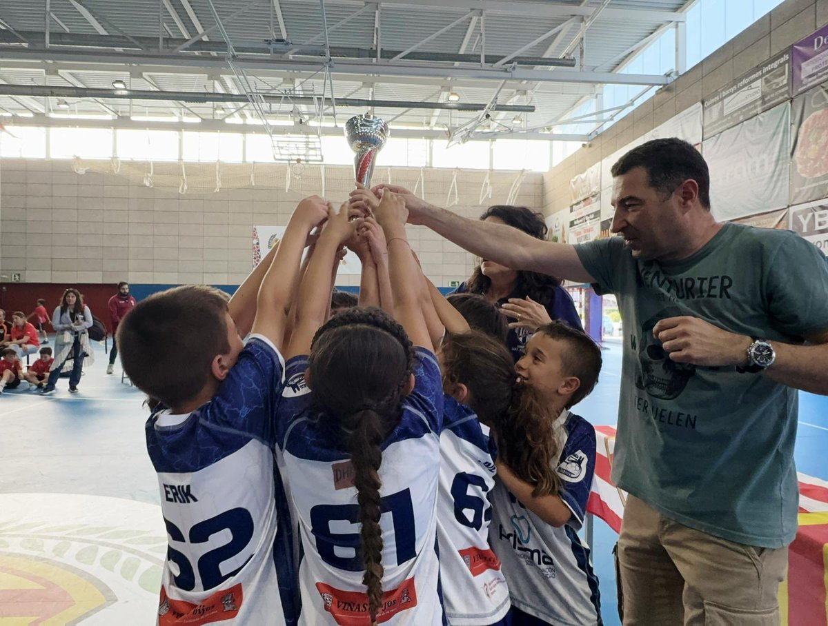 chses1973's tweet photo. 🥇🔝El prebenjamí del club assoleix la primera posició en la XXII Trobada Minihandbol Neopeques Cup Sant Joan Despí 2026!!! Enhorabona a tots i a totes! 👏🏼🤩
#santestevesesrovires #femclub #orgulICHSES #handbol #sanesarena https://t.co/VkufdxngQl