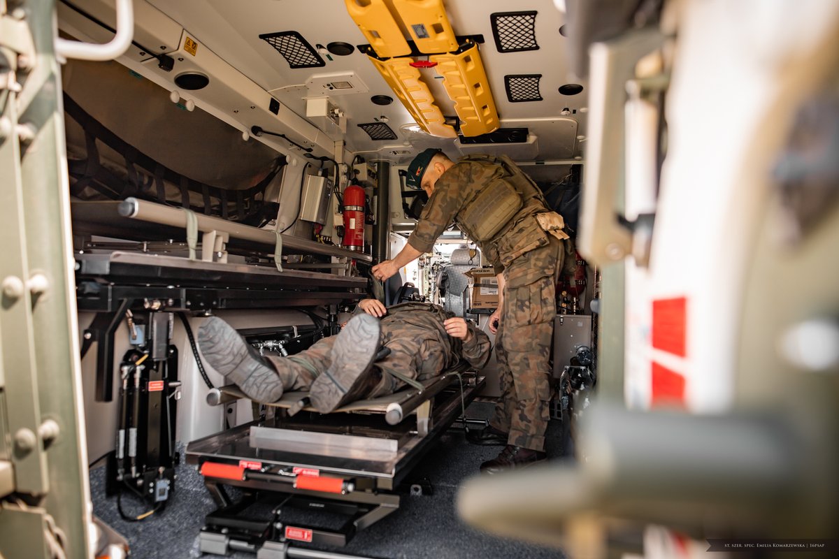 16Dywizja's tweet photo. 🚑 Wiedza, opanowanie i szybkość działania!
Żołnierze Grupy Zabezpieczenia Medycznego #16psap prowadzą szkolenie medyczne dla pododdziałów. Saperzy doskonalą umiejętności ratowania życia w sytuacjach kryzysowych. Na polu walki o przeżyciu decydują sekundy💪 https://t.co/pfu5FLRcen