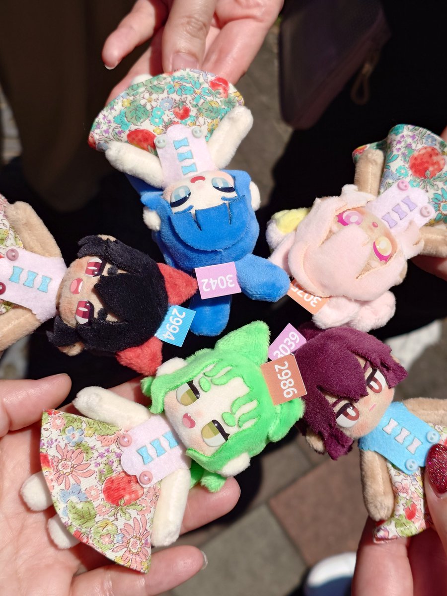 Fuuuuu_ji_'s tweet photo. 一緒に写真撮って頂いた方々ありがとうございます！３個さんとみゆきさんとはごはん食べに行ったんですが、お迎えした子達の初期服のトップス部分がお揃いだった！🫶 https://t.co/MMxBye4GLw