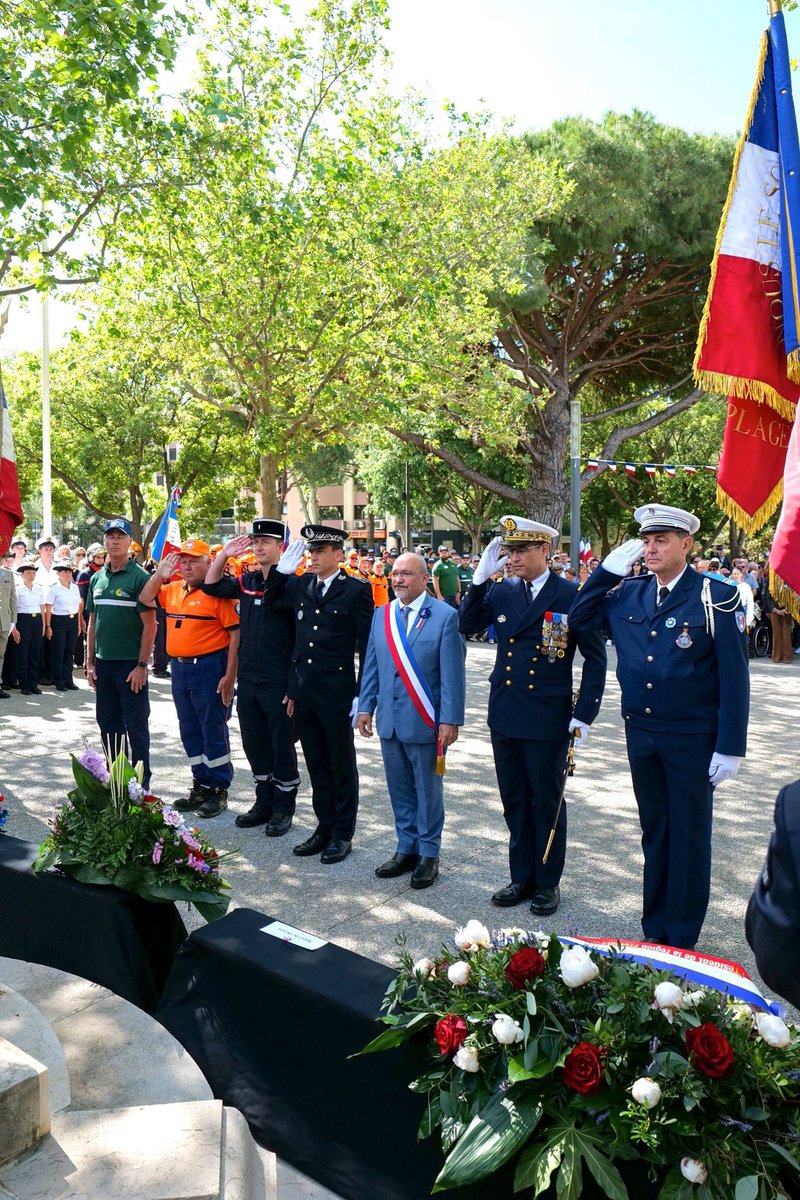 villedeSixFours's tweet photo. 🇫🇷Vendredi 8 mai, le Maire @Boccaletti83 accompagné de l’ensemble de ses adjoints, a présidé la cérémonie commémorant la victoire des forces alliées face à l’Allemagne nazie. Un moment de recueillement important pour transmettre les valeurs de la République aux jeunes générations https://t.co/iP69kOx59T