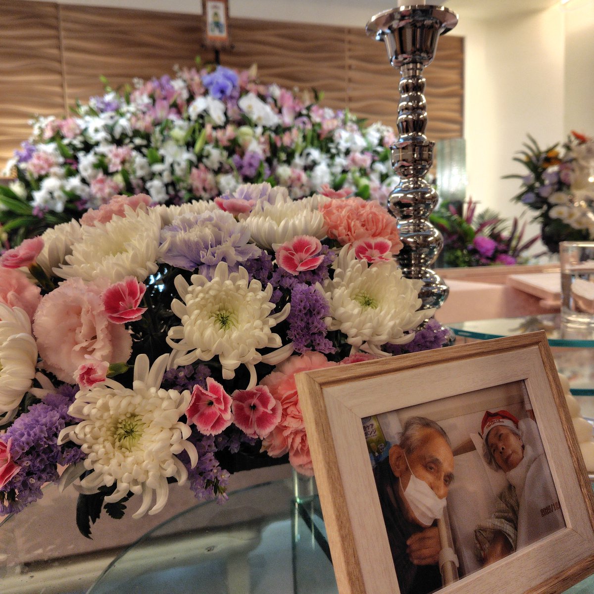 3ki3yo3's tweet photo. 不思議
夫婦で、近い時期に逝くとか
よく聞く話なんだけど
本当なんだ
先月お義父さ���が亡くなり
先日お義母さんが亡くなりました

生前
父は毎日、母の手をひいて
地下街を散歩してたので
今回は
寝たきりの母の手をひいて
連れて行くんだな　

2人ともお疲れ様でした
ありがとうございました https://t.co/9vJymsCd4b