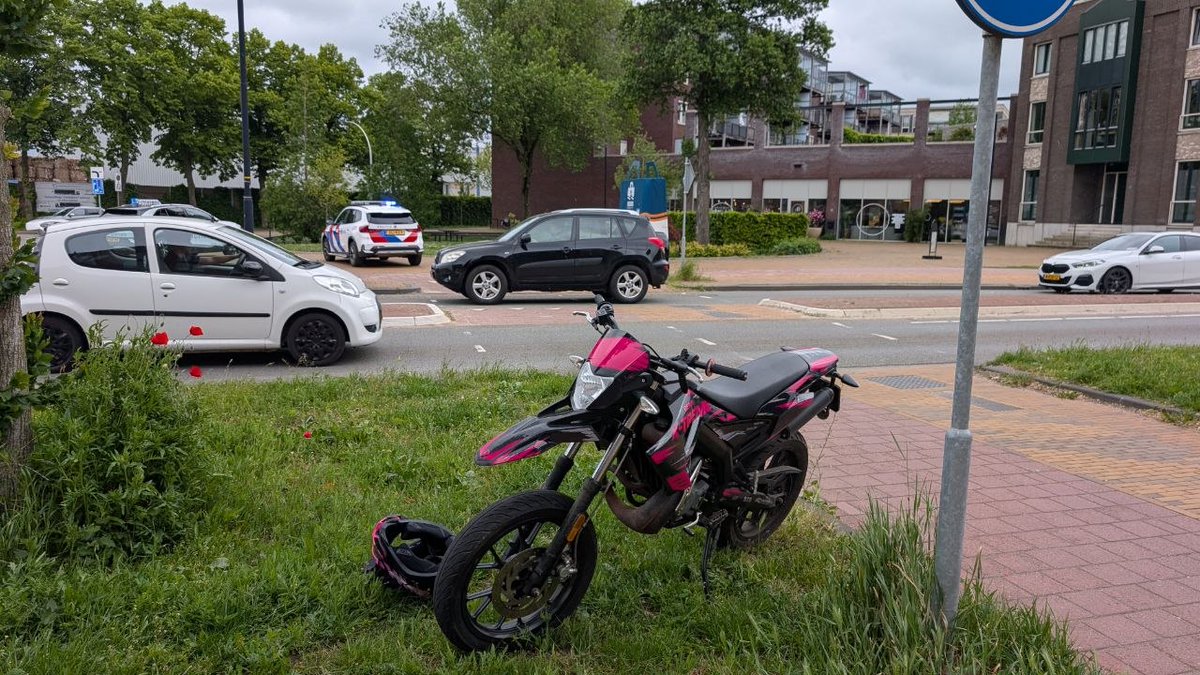 Botsing tussen lesauto en schakelbrommer