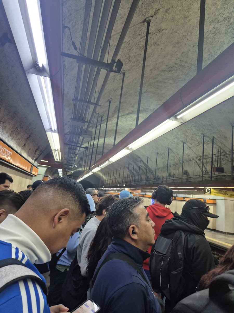 David_dhgunam's tweet photo. @MetroCDMX También linea 7 estación mixcoac dirección el rosario está igual no pasan los trenes y la jente se está acumulando https://t.co/1YtwJ4R5FS