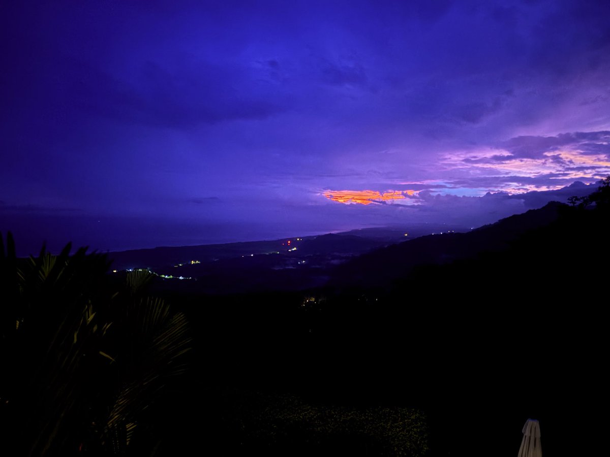 drossy112's tweet photo. Went on vacation and was blessed with this beautiful sunset: https://t.co/witfxOQBou