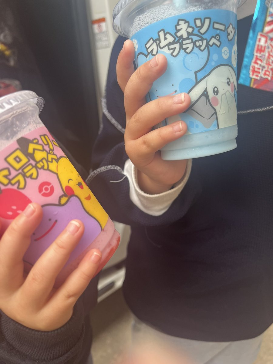 pokeca_mama's tweet photo. 🩷🩵
子どもたち、美味しそうに飲んでたよ〜！

#famimaprint https://t.co/AIw2yGV1Rr