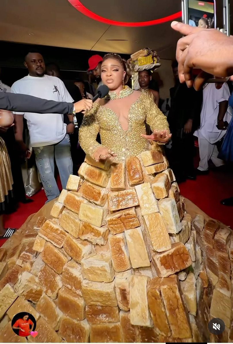 Confidenceokoha's tweet photo. I'm still struggling to understand the concept behind wearing a whole bakery because this one don pass loafs of bread https://t.co/tAv2TBPhPN