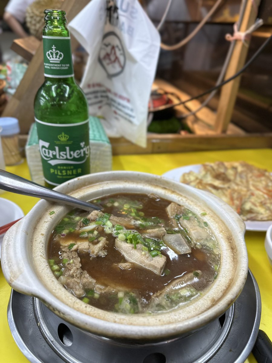 funkey7tabichan's tweet photo. クアラルンプールに来ると必ずくる肉骨茶屋さんの新峰肉骨茶　いつ来ても旨いな　この店のオムレツがマジに旨い　ビールが進みますがヌルいのが玉に瑕なんだよな https://t.co/QfvMuFjegR