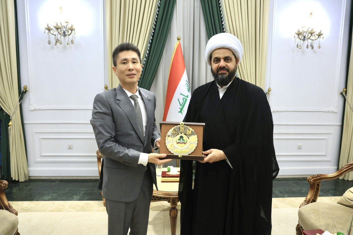 استقبل الأمين العام لحركة عصائب أهل الحق، سماحة الشيخ الأمين، سعادة سفير جمهورية الصين الشعبية لدى العراق السيد تسوي وي، حيث جرى بحث الأوضاع السياسية والاقتصادية والدبلوماسية في البلاد، والتأكيد على أهمية تعزيز العلاقات الثنائية والتعاون المشترك.