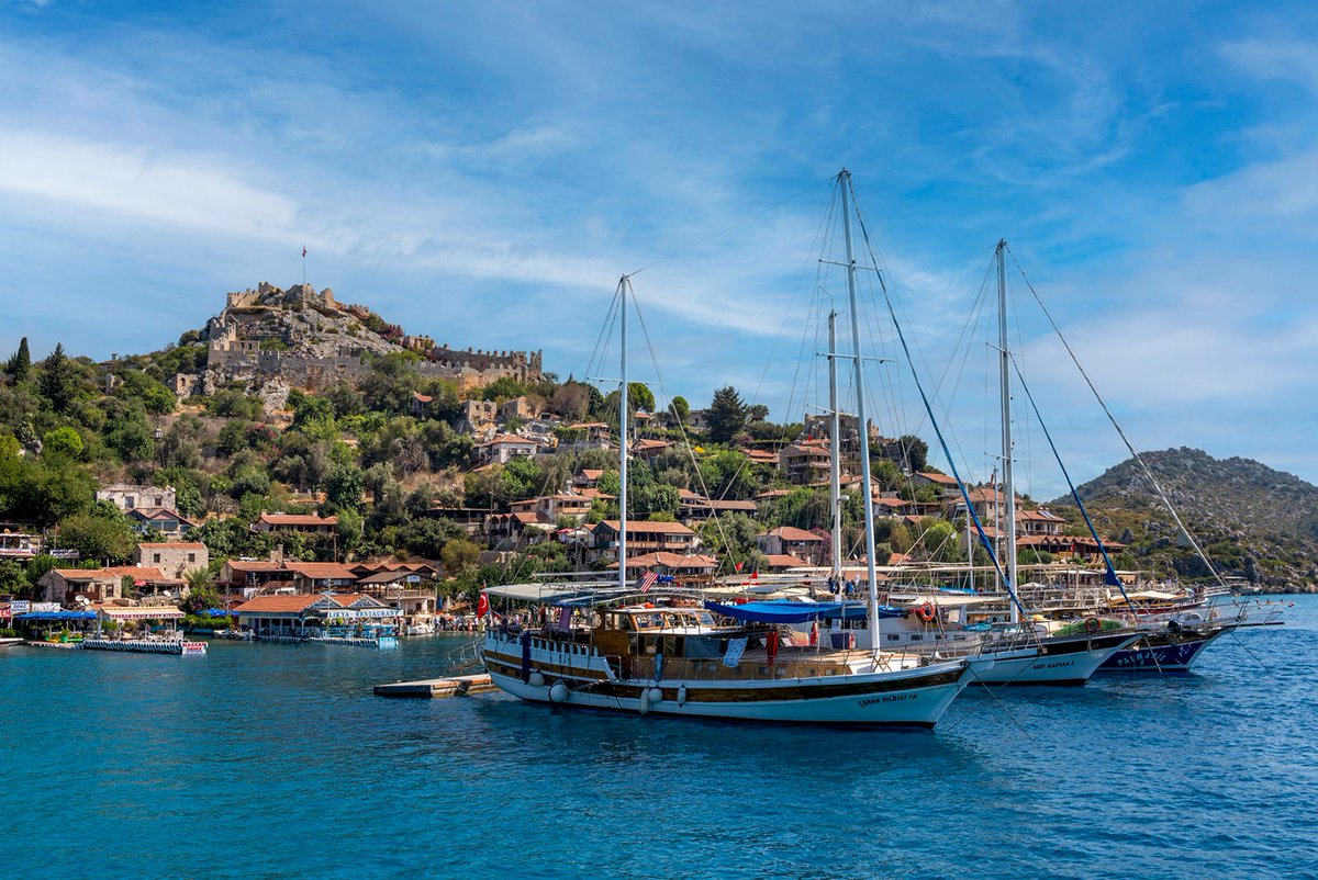 antkulturturizm's tweet photo. Kaleköy / Simena’da dar sokaklar denize iner, taş duvarlar Kekova’nın maviliğine açılır.
Burada her adım; tarihin, manzaranın ve Akdeniz sakinliğinin aynı anda hissedildiği özel bir yolculuğa dönüşür.
#Kaleköy #Simena #Kekova #Antalya https://t.co/vkzDlLyQH9