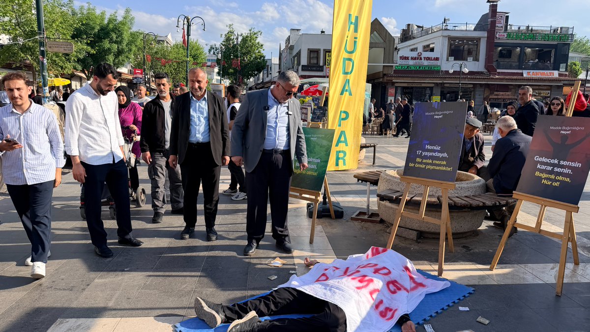 HudaPar21's tweet photo. İl Başkanımız Zeynul Abidin Gülsever ve Sur İlçe Başkanımız Medeni Akgül, İl Gençlik Kollarımızın Ulu Camii önünde düzenlediği madde bağımlılığına karşı farkındalık standını ziyaret etti.

Uyuşturucu; gençliğimizi, ailelerimizi ve toplumumuzu tehdit eden büyük bir tehlikedir. Bu mücadele sadece polisiye tedbirlerle değil; eğitim, sağlık, aile ve toplumun tüm kesimlerinin desteğiyle yürütülmelidir.

Gençlerimizi zehirleyen uyuşturucu baronlarına karşı topyekûn mücadele çağrımızı yineliyoruz.