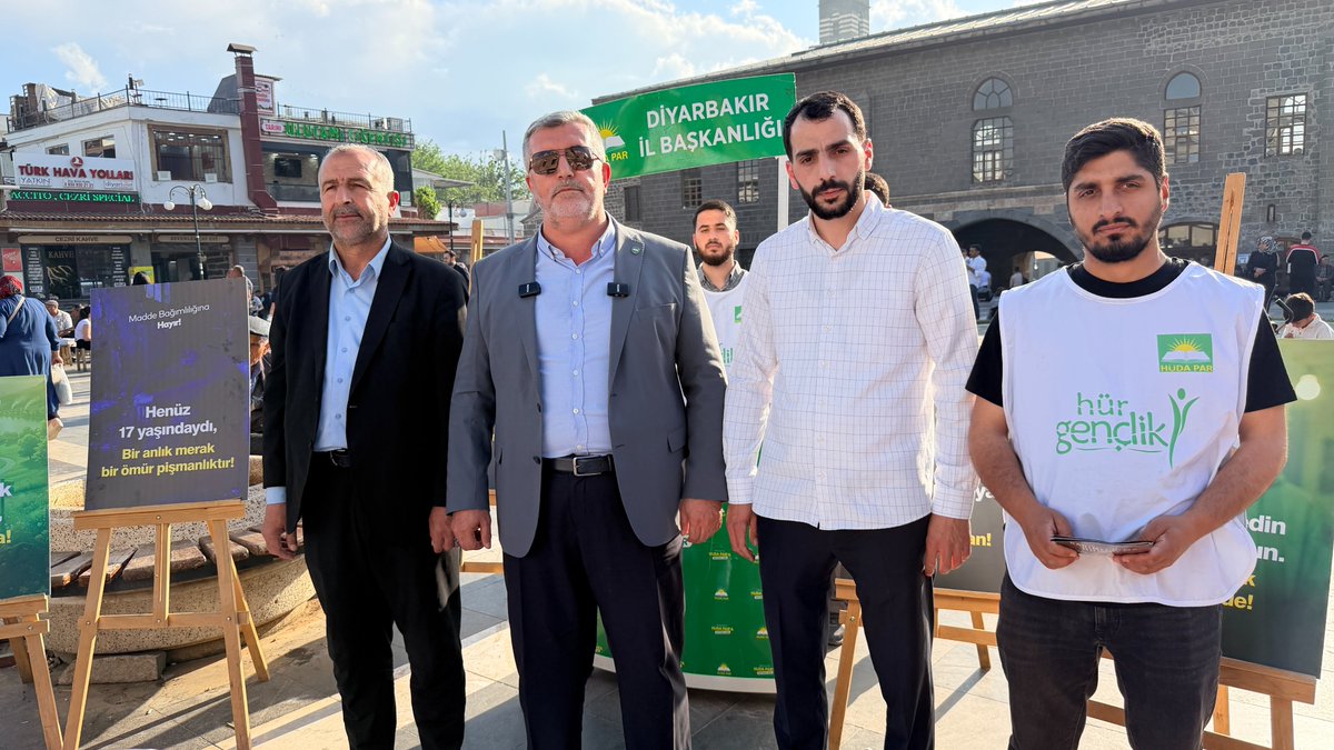 HudaPar21's tweet photo. İl Başkanımız Zeynul Abidin Gülsever ve Sur İlçe Başkanımız Medeni Akgül, İl Gençlik Kollarımızın Ulu Camii önünde düzenlediği madde bağımlılığına karşı farkındalık standını ziyaret etti.

Uyuşturucu; gençliğimizi, ailelerimizi ve toplumumuzu tehdit eden büyük bir tehlikedir. Bu mücadele sadece polisiye tedbirlerle değil; eğitim, sağlık, aile ve toplumun tüm kesimlerinin desteğiyle yürütülmelidir.

Gençlerimizi zehirleyen uyuşturucu baronlarına karşı topyekûn mücadele çağrımızı yineliyoruz.