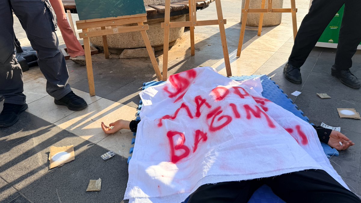 HudaPar21's tweet photo. İl Başkanımız Zeynul Abidin Gülsever ve Sur İlçe Başkanımız Medeni Akgül, İl Gençlik Kollarımızın Ulu Camii önünde düzenlediği madde bağımlılığına karşı farkındalık standını ziyaret etti.

Uyuşturucu; gençliğimizi, ailelerimizi ve toplumumuzu tehdit eden büyük bir tehlikedir. Bu mücadele sadece polisiye tedbirlerle değil; eğitim, sağlık, aile ve toplumun tüm kesimlerinin desteğiyle yürütülmelidir.

Gençlerimizi zehirleyen uyuşturucu baronlarına karşı topyekûn mücadele çağrımızı yineliyoruz.