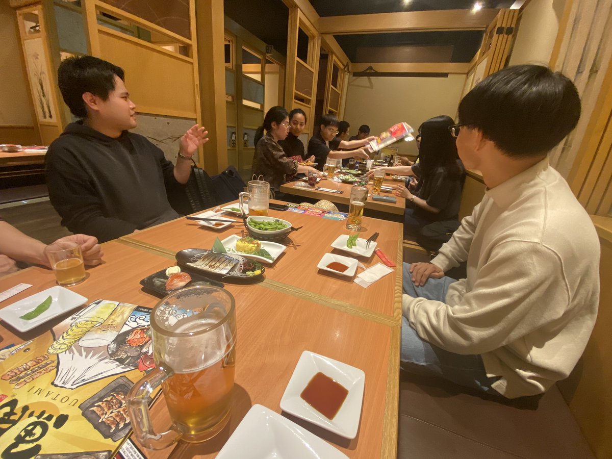 voxgaudiosa's tweet photo. 一昨日も団員練習でした！

ここ最近でもかなり出席率が良く、並びが極太バウムクーヘン（中の人命名）でした😤

また、先日結婚された団員へサプライズプレゼントも🎁
喜んで頂けたようで何よりです✨

またまた、ここ数ヶ月でさらに増えたメンバー向けに歓迎会も🍻

盛り沢山な一日でした！！ https://t.co/kXCE8iFLOR