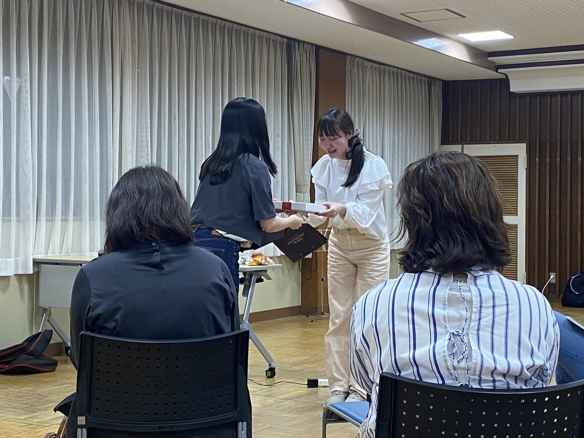 voxgaudiosa's tweet photo. 一昨日も団員練習でした！

ここ最近でもかなり出席率が良く、並びが極太バウムクーヘン（中の人命名）でした😤

また、先日結婚された団員へサプライズプレゼントも🎁
喜んで頂けたようで何よりです✨

またまた、ここ数ヶ月でさらに増えたメンバー向けに歓迎会も🍻

盛り沢山な一日でした！！ https://t.co/kXCE8iFLOR