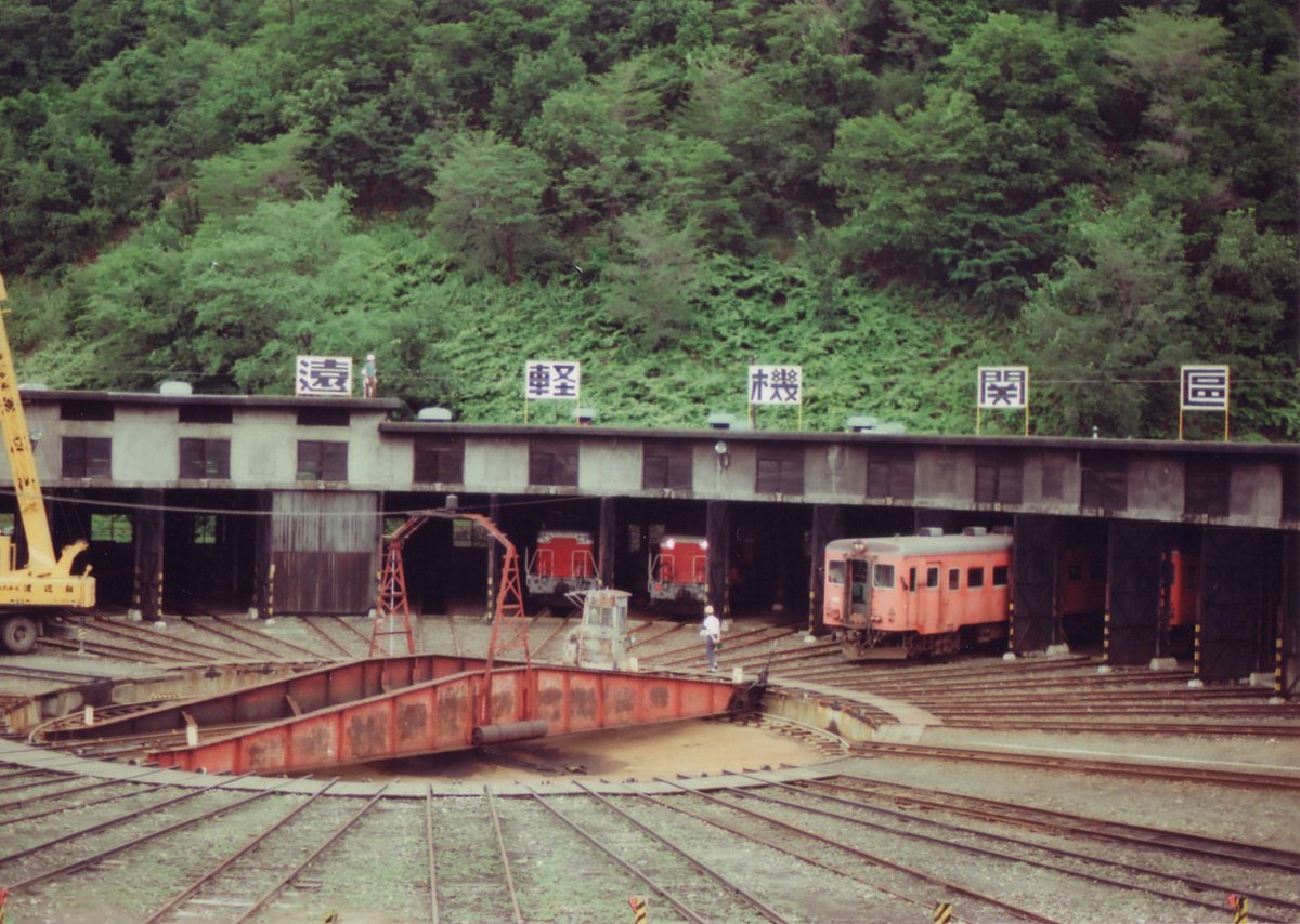 irumagun's tweet photo. 遠軽機関区の扇形庫。

1985-8 国鉄石北本線 遠軽駅（再掲） https://t.co/vc9mNl3dpn
