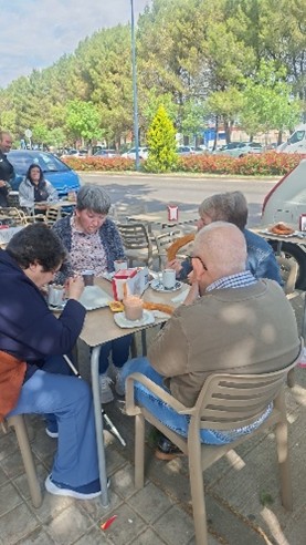 ASOCIACIONFUEN3's tweet photo. Desayuno al aire libre para disfrutar del buen tiempo.
Un grupo de personas usuarias del centro de día disfrutó el pasado jueves de una agradable mañana aprovechando el buen tiempo con un desayuno en compañía de profesionales y compañeros. https://t.co/1qwVqOFQwH
