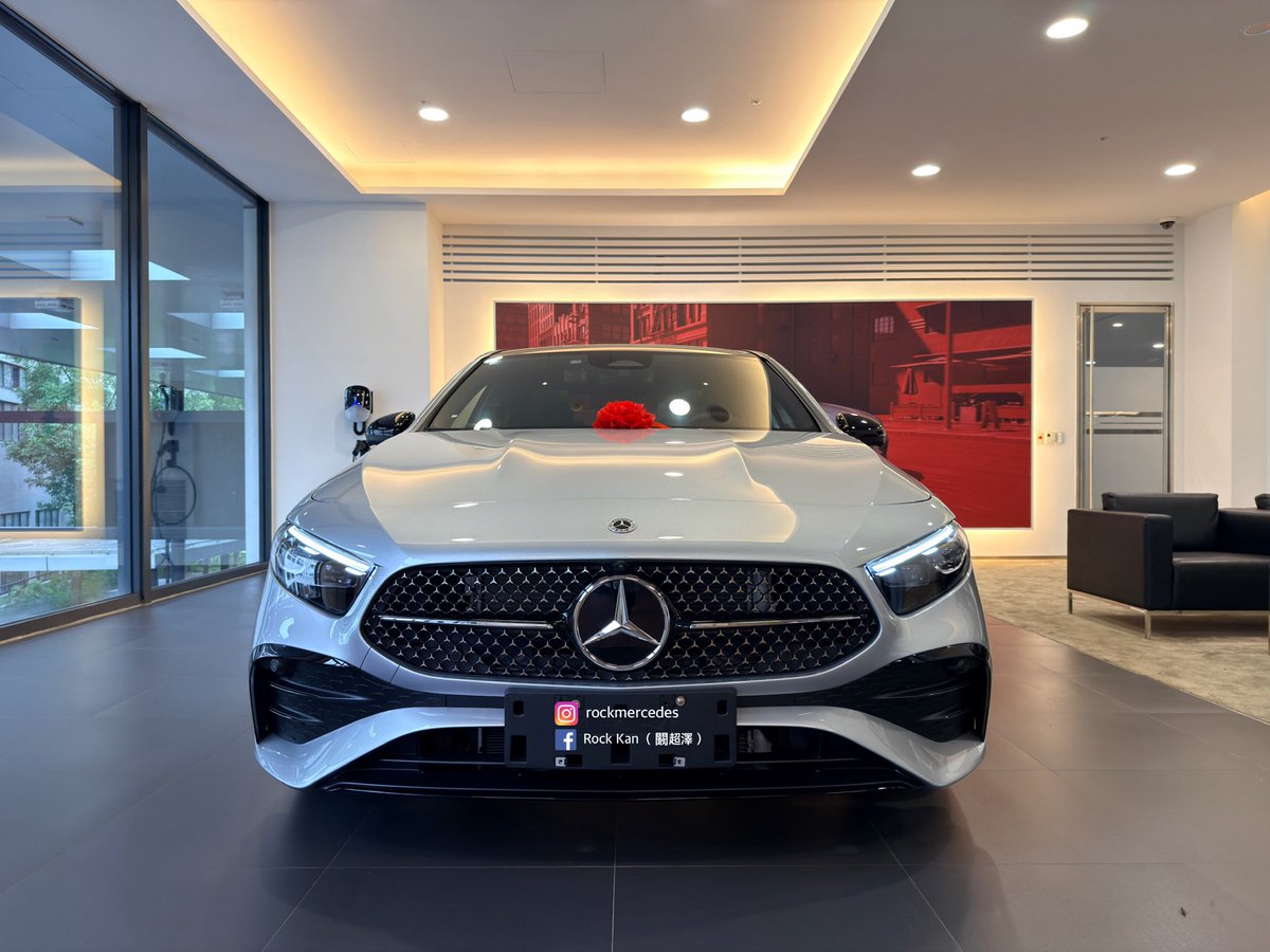 Mercedes_Rock's tweet photo. 🎉 動感都會轎車 A-Class 吉日交車 🎉

作為都市設計用途為主導的豪華轎車最終一舞，誠意滿滿搭載許多舒適貼心的配備，以及帥氣十足的19吋AMG輪框😍

許對精雕細琢的內裝鋪陳，也在AMG Line的加持下，散發濃濃賽道氛圍💪💪💪

The Best or Nothing

#V177 #A180 
#DrivingPerformance
#MercedesAMG https://t.co/V6cp2cj6id