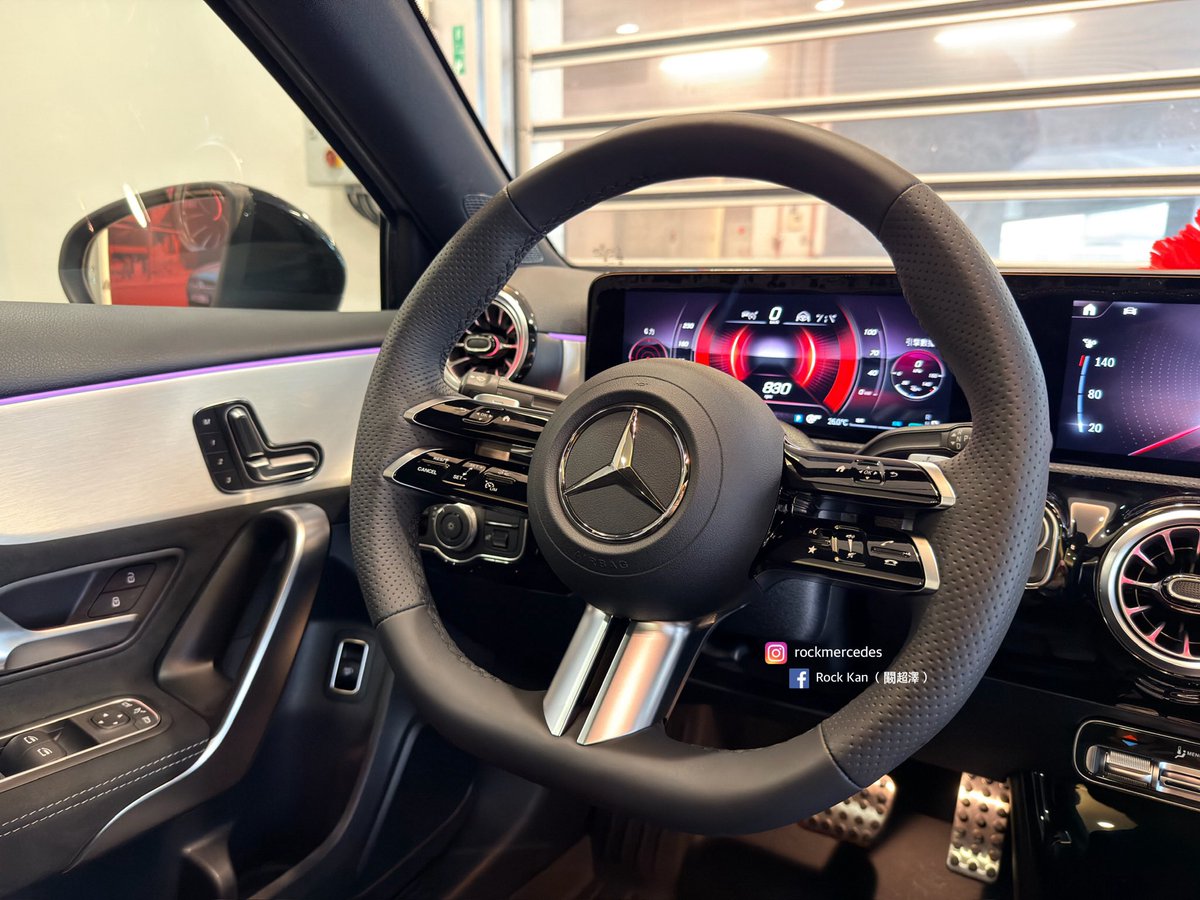 Mercedes_Rock's tweet photo. 🎉 動感都會轎車 A-Class 吉日交車 🎉

作為都市設計用途為主導的豪華轎車最終一舞，誠意滿滿搭載許多舒適貼心的配備，以及帥氣十足的19吋AMG輪框😍

許對精雕細琢的內裝鋪陳，也在AMG Line的加持下，散發濃濃賽道氛圍💪💪💪

The Best or Nothing

#V177 #A180 
#DrivingPerformance
#MercedesAMG https://t.co/V6cp2cj6id