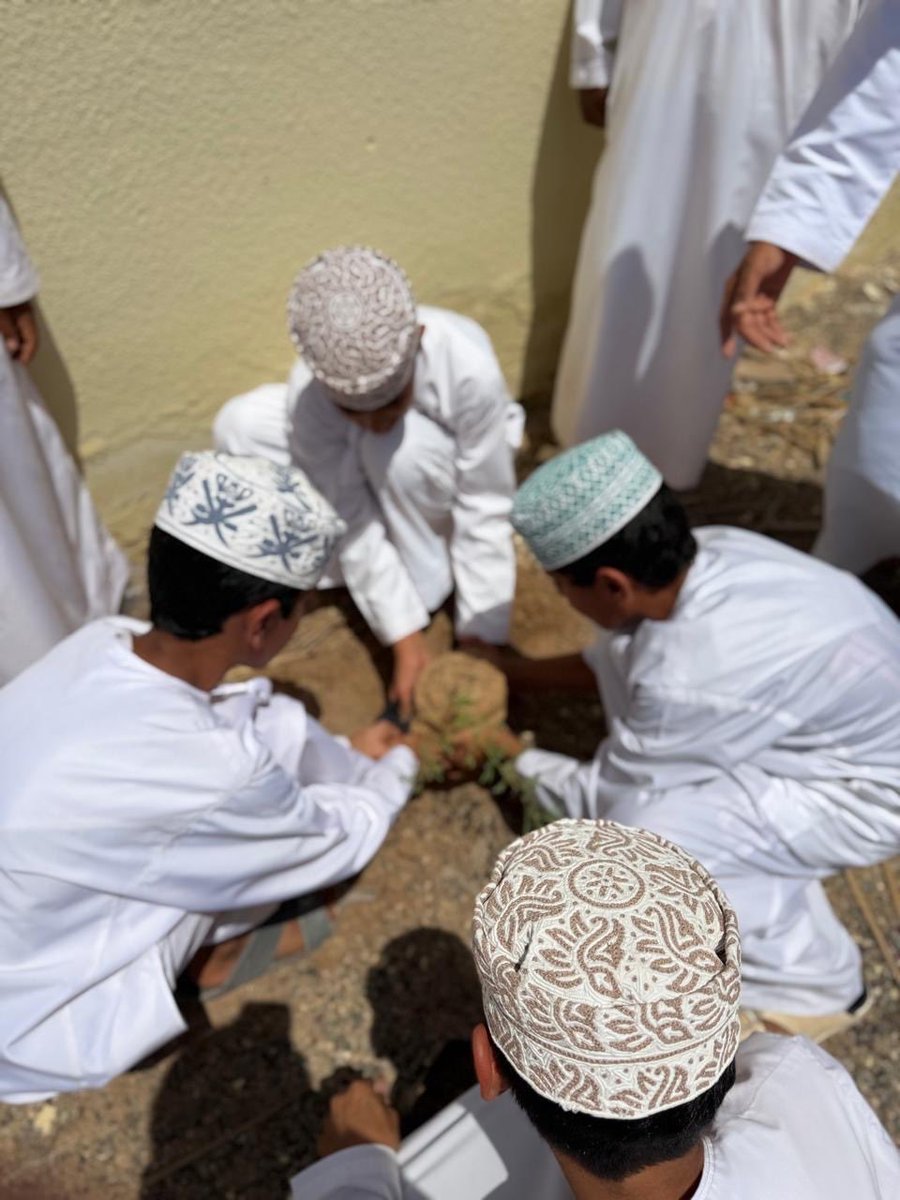 EduGovSsq5237's tweet photo. استكمالًا لمبادرة «مدرستي تخدم مجتمعي»، نفذ طلبة المدرسة بالتعاون مع مدرسة القعقاع بن عمرو فعالية زراعة الأشجار والشتلات، تعزيزًا للوعي البيئي وروح العمل التطوعي، ومساهمةً في نشر المساحات الخضراء والمحافظة على جمال البيئة المدرسية والمجتمع. https://t.co/kW6f0QEaZH