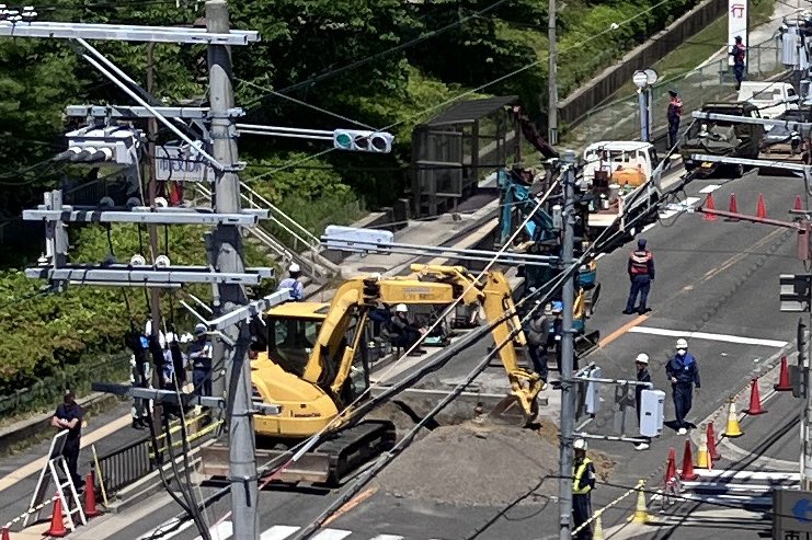 Intelligen79642's tweet photo. 大変です！
会社のそばの道路に穴が空きました。みなさんお気をつけください。 https://t.co/F58pdojh1O
