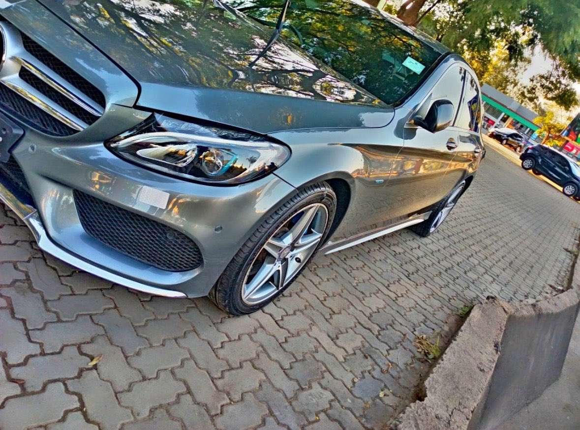 iamblackmyth's tweet photo. Mercedes-Benz C 350e UK 🇬🇧 (W205 2018)Elegant gray plug-in hybrid luxury sedan

Pairs a 2.0L turbocharged engine with an electric motor for a combined 275 hp and 443 lb-ft torque

Achieves 0-60 mph in 5.9 seconds offers 8-20 miles EV range and 28-32 mpg hybrid efficiency. 

Rear-wheel drive with refined comfort and premium features.

Mileage 79 

MWK135,000,000.00 (Negotiable)

Retweet for awareness
