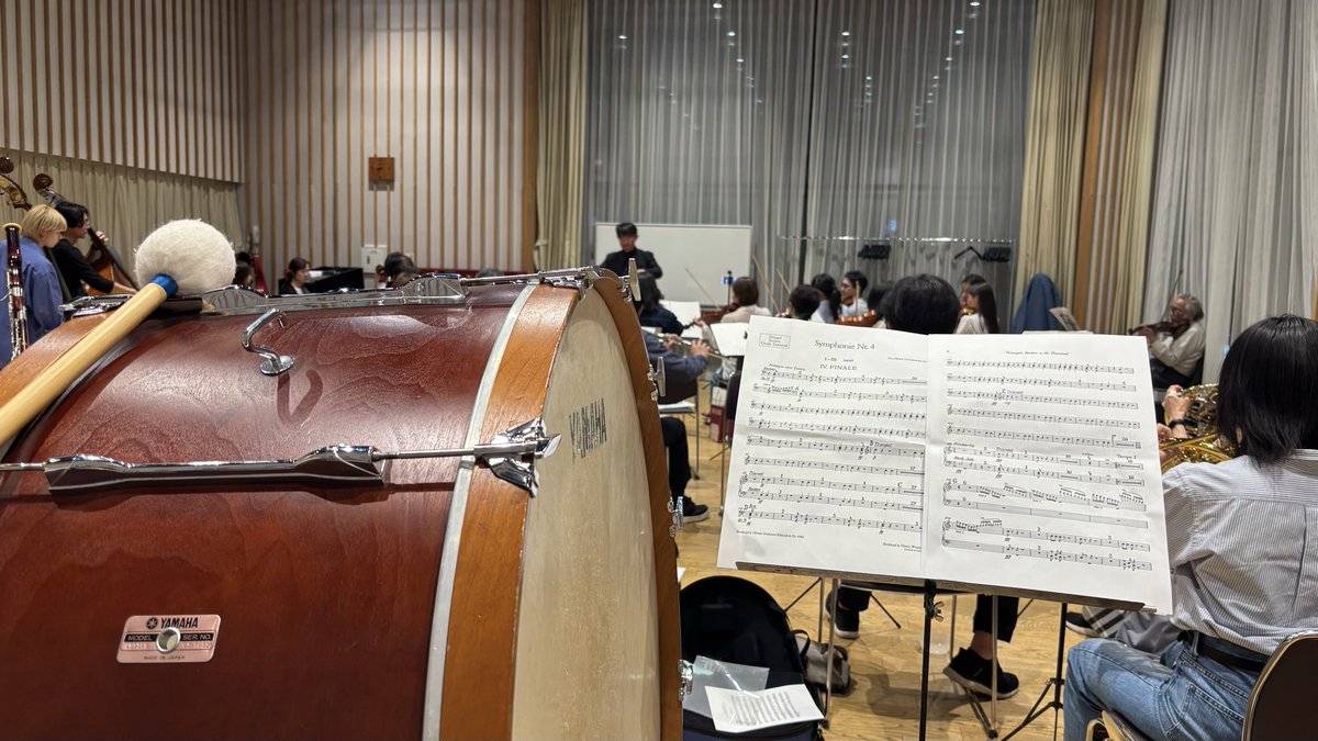 ncokoho's tweet photo. 9/19の演奏会に向けて練習がスタートしています！次のメインはチャイコフスキーの交響曲第4番。私はバスドラ担当です🥁☺️1楽章は休みなんだけどみんなの出す音圧でバスドラムの打面がビリビリ共鳴してる。「今は休みです」って言われても納得してない感じでした。
#チャイコフスキー  #オーケストラ https://t.co/TcwNirqu4R