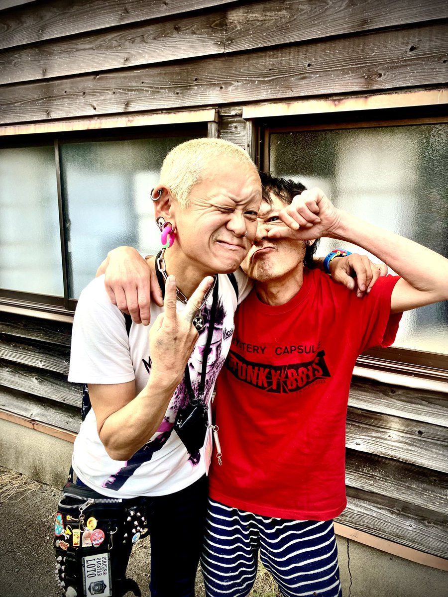 LOTO610's tweet photo. 5/7佐賀県有田町に
Crack the Marian 「KAZUKI」さんと
La’ alts! 「タコ八」に会いにアポ無し電車旅！

最高な時間だったな。
有田PUNK万歳！

そしてCut 潤ちゃん、モーリーも大変お世話になりました。
ライツッ！

#有田PUNK
#CrackTheMarian
#LaAlts
#LaPolka
#Cut
#道化師LOTO https://t.co/cBS00TEOtU