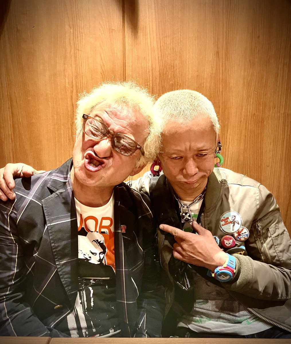 LOTO610's tweet photo. 5/7佐賀県有田町に
Crack the Marian 「KAZUKI」さんと
La’ alts! 「タコ八」に会いにアポ無し電車旅！

最高な時間だったな。
有田PUNK万歳！

そしてCut 潤ちゃん、モーリーも大変お世話になりました。
ライツッ！

#有田PUNK
#CrackTheMarian
#LaAlts
#LaPolka
#Cut
#道化師LOTO https://t.co/cBS00TEOtU