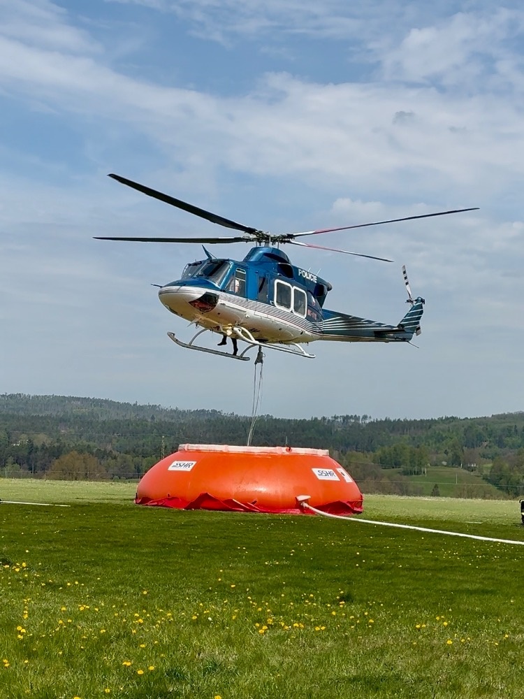 FlyingRevue's tweet photo. Nad korunami spáleniště: den, kdy vrtulníky držely České Švýcarsko pod kontrolou

Více čtěte zde: https://t.co/DYRJmrkTWz https://t.co/W9CgeYsQd6