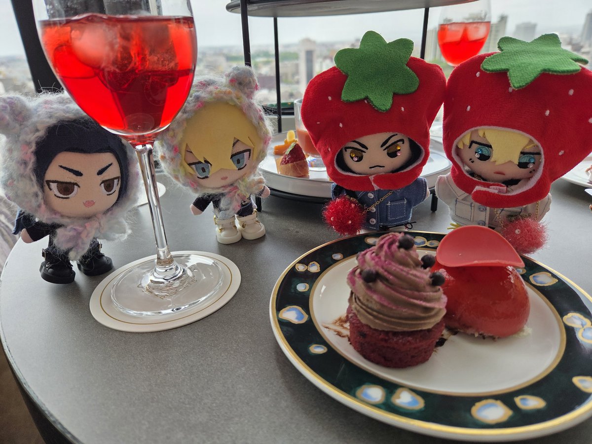 sayaya_tw_1219's tweet photo. 終の栖さんと🍓がテーマのヌンで🆕️ばじふゆぬいのお披露目と御本の話をしてきました🤤チョコと🍓が混ざって美味しくないわけがないし、装丁の話いっぱいできたー！！本の予定はないけど知識として楽しい☺天気もほどよくてペケの📷が唸りを上げました🤭
→

#毎日ばじふゆ
#毎日ばじふゆお出かけ https://t.co/LS6VKeGbeB