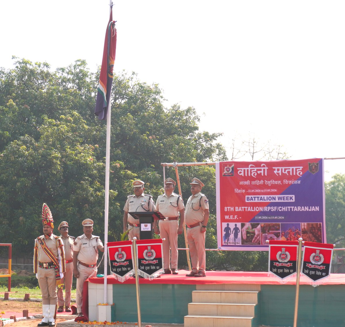 8bnRpsf's tweet photo. आज 8BN/RPSF/ CRJ के वाहिनीं सप्ताह के जश्न का पहला दिन कमांडेंट ने वाहिनी परेड ग्राउंड पर यूनिट का झंडा फहराकर मनाया एवं रिक्रिएशन हॉल का उद्घाटन किया और एक सेमिनार आयोजित किया गया जिसमें श्री के.के. गोयल, PFA/CLW ने एथिक्स और गुड गवर्नेंस टॉपिक पर  जवानों का मार्ग दर्शन किया। https://t.co/810EzpjTTr