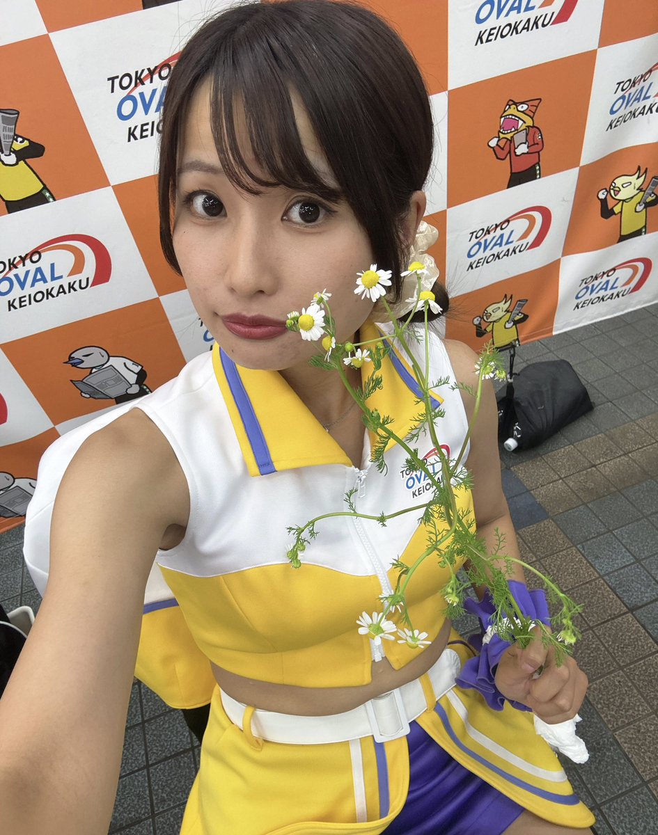 emiri_kagomaki's tweet photo. #京王閣競輪
11日（月）〜13日（水）
『潤徳会杯＆スポーツニッポン杯』
本日初日でした！🚴‍♀️💨
ご来場ありがとうございました💛
今日も風が強かったですね😭

久々に3R予想的中出来て
嬉しかったきゃごまきです💪🥹

(声も早く治りますように…🙏笑)
(カモミールいい匂い🌼) https://t.co/qxd22Tzkls