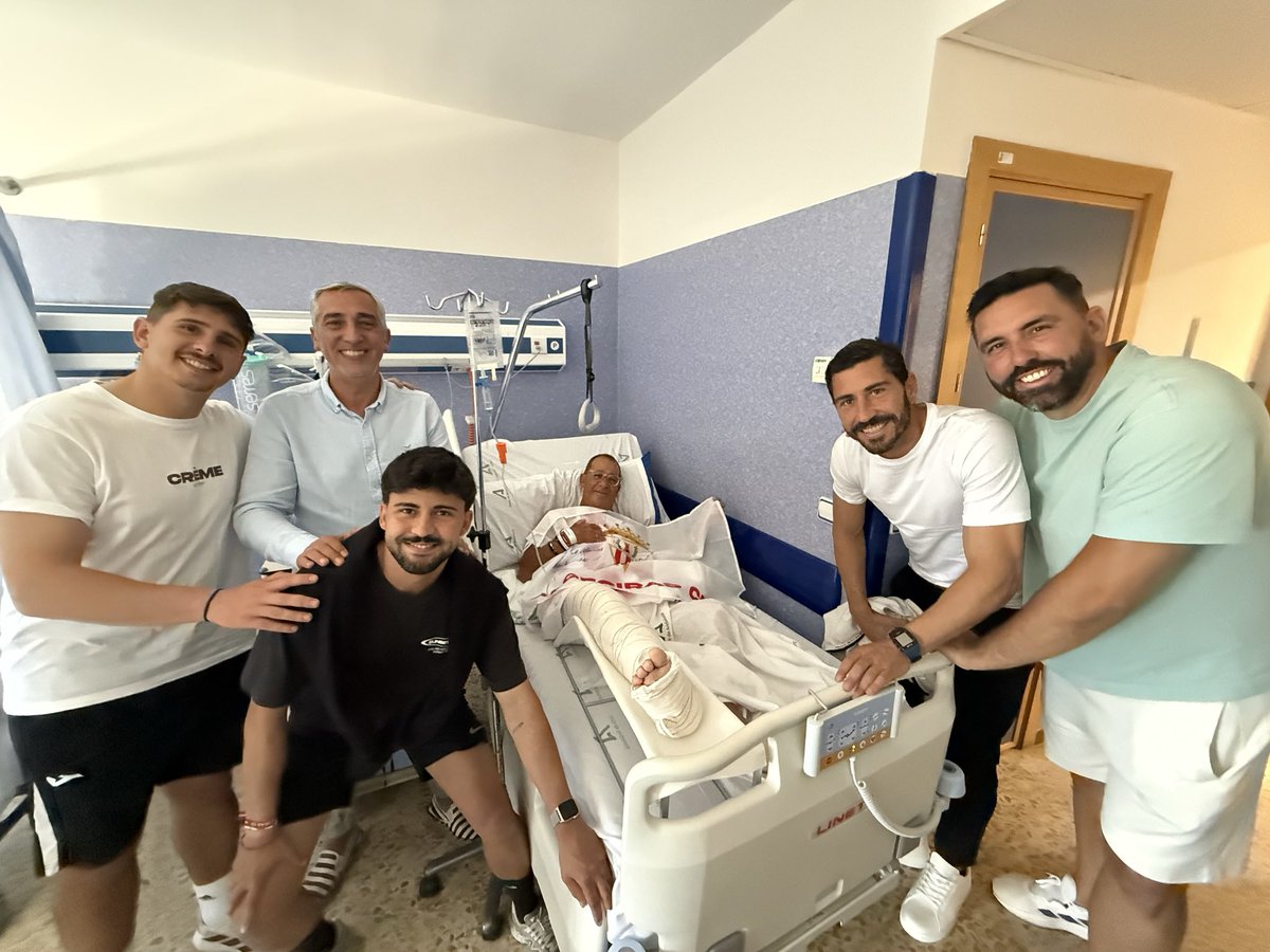 minutoes's tweet photo. Todos con Aurelio Maiquez. El aficionado del @AlgecirasCF herido tras la caída del muro de El Palmar de Sanlúcar ha recibido hoy en el Punta Europa la visita del director general del club, Ramón Robert; el director deportivo, Jordi Figueras; el entrenador, Javi Vázquez; y los segundos Maño y Chris #algeciras. Mañana será operado de rotura de tibia y peroné y ya está invitado a ver desde el palco el @AlgecirasCF Hércules el sábado tras recibir una bandera albirroja firmada