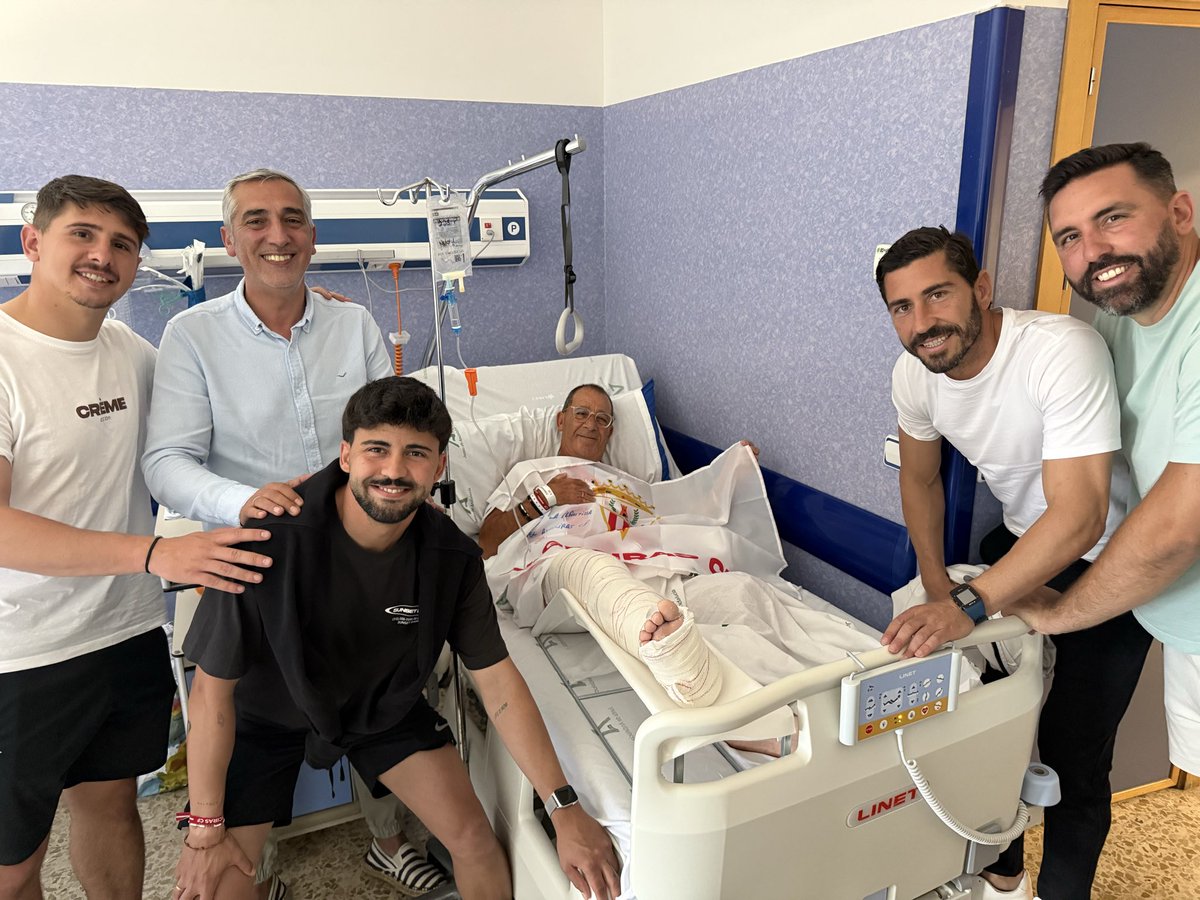 minutoes's tweet photo. Todos con Aurelio Maiquez. El aficionado del @AlgecirasCF herido tras la caída del muro de El Palmar de Sanlúcar ha recibido hoy en el Punta Europa la visita del director general del club, Ramón Robert; el director deportivo, Jordi Figueras; el entrenador, Javi Vázquez; y los segundos Maño y Chris #algeciras. Mañana será operado de rotura de tibia y peroné y ya está invitado a ver desde el palco el @AlgecirasCF Hércules el sábado tras recibir una bandera albirroja firmada