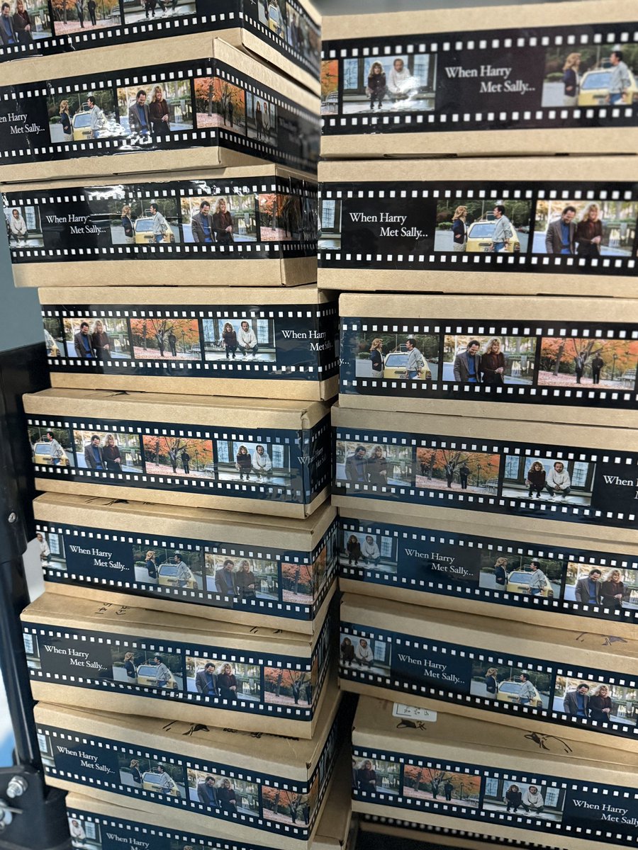 exlibrispaul's tweet photo. 소장본 b급 판매는 손수 포장하여 오늘 전량 보냈답니다. 저는 늘 포장 비닐 벗겨내는 걸 고역으로 생각하는 사람인데 꽁꽁 싸매 보낸지라… 옆면의 이 표시를 확인하시고 여기부터 떼어주시면 편해요. 이 방법을 처음 가르쳐준 7년 전의 어느 분께 다시금 감사… https://t.co/y3e40HS1sY