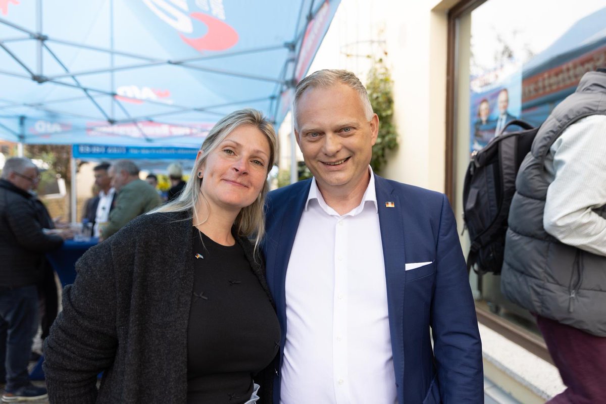 MDeter_MdL's tweet photo. Vielen herzlichen Dank an alle Gäste unserer Büroeröffnung &amp; für die vielen Geschenke. 

Es war ein schöner Abend mit vielen interessanten Gesprächen. 

Über nächste Veranstaltungen werden wir informieren &amp; freuen uns, für Euch in Zukunft Ansprechpartner im Büro zu sein.
#AfD https://t.co/UhiCmv8Dd9