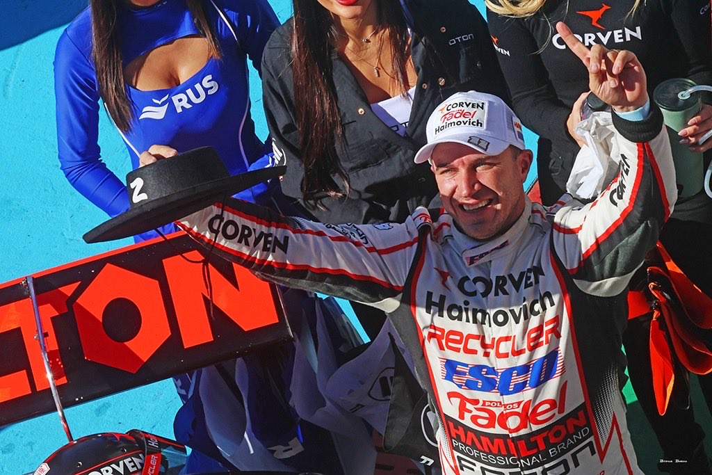 CarburandoTV's tweet photo. ¡El Zorro de Paraná volvió a la cima en Termas! 🦊🥇

🏁🍾 Así fueron los festejos de @MWernerOK tras conquistar la quinta fecha del #TurismoCarretera en Termas de Río Hondo. 

#TCenTermas #Werner 

📸 @BernaBosco https://t.co/M1BP72mZG7