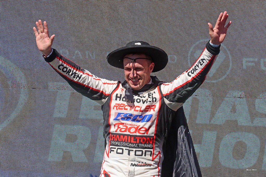 CarburandoTV's tweet photo. ¡El Zorro de Paraná volvió a la cima en Termas! 🦊🥇

🏁🍾 Así fueron los festejos de @MWernerOK tras conquistar la quinta fecha del #TurismoCarretera en Termas de Río Hondo. 

#TCenTermas #Werner 

📸 @BernaBosco https://t.co/M1BP72mZG7