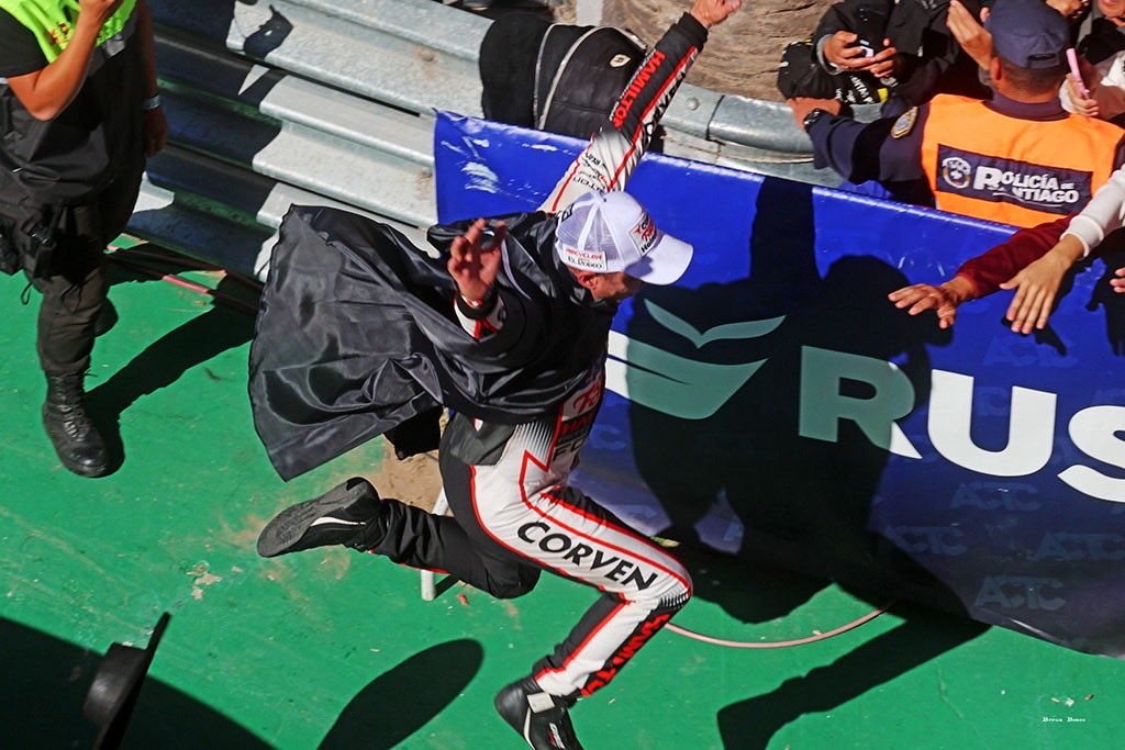CarburandoTV's tweet photo. ¡El Zorro de Paraná volvió a la cima en Termas! 🦊🥇

🏁🍾 Así fueron los festejos de @MWernerOK tras conquistar la quinta fecha del #TurismoCarretera en Termas de Río Hondo. 

#TCenTermas #Werner 

📸 @BernaBosco https://t.co/M1BP72mZG7