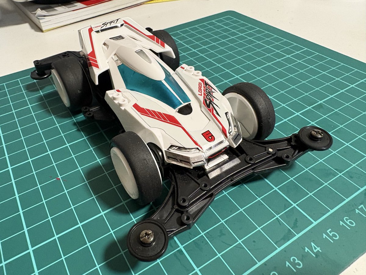debu4wd's tweet photo. とっても人気のミニ四駆ロードスピリットを作りました😆
クリアのレーザーパーツが付いていて派手な印象なんですけどこれ取るとめっちゃ地味!🤣
ジムみたいな感じですな😂
きっとマンガが続く予定でデザインに改良の余地を残していたんでしょうか?
#ミニ四駆
#MINI4KING https://t.co/3f920JVq7Y