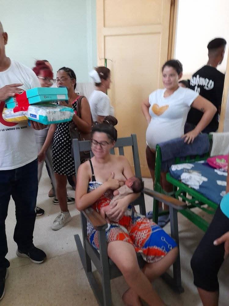 cdr_cuba's tweet photo. Buenos días vecino 🌞 

Este domingo, día en que celebramos a todas las madres, los #CDRCuba llegamos a 3 instituciones médicas donde surge la vida. 

Allí entregamos artículos indispensables para el inicio de la maternidad. 

#Cuba #66AñosCDR https://t.co/QdgYVzifTj