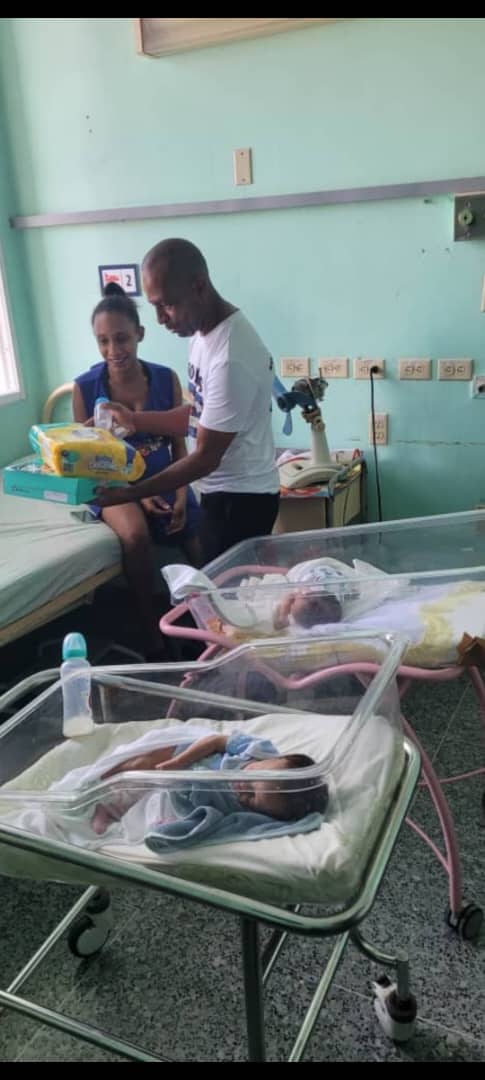 cdr_cuba's tweet photo. Buenos días vecino 🌞 

Este domingo, día en que celebramos a todas las madres, los #CDRCuba llegamos a 3 instituciones médicas donde surge la vida. 

Allí entregamos artículos indispensables para el inicio de la maternidad. 

#Cuba #66AñosCDR https://t.co/QdgYVzifTj