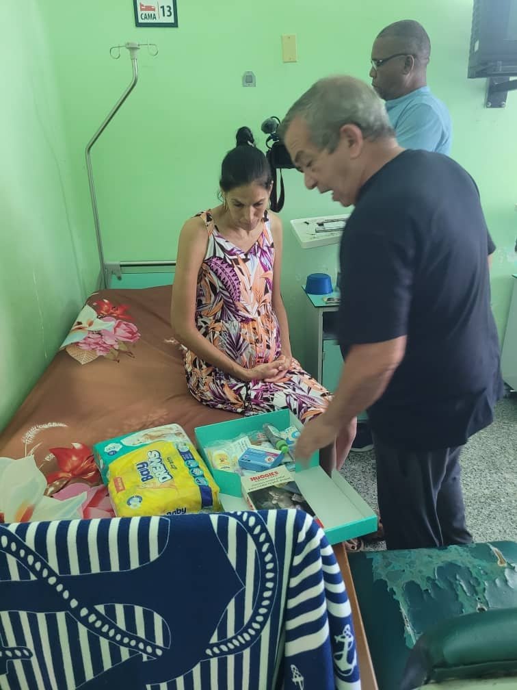 cdr_cuba's tweet photo. Buenos días vecino 🌞 

Este domingo, día en que celebramos a todas las madres, los #CDRCuba llegamos a 3 instituciones médicas donde surge la vida. 

Allí entregamos artículos indispensables para el inicio de la maternidad. 

#Cuba #66AñosCDR https://t.co/QdgYVzifTj