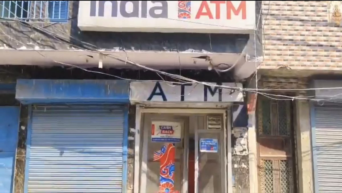 BREAKING: Ghaziabad Police arrest 2 members of a 6-man gang that robbed an ATM cash van of ₹27 lakh in Crossing Republik after 5 months of planning. 

Leader ZUBAIR still absconding. 

Arrested: LLB student Muhammad Rizwan &amp; Muhammad Kaif. ₹8 lakh, getaway car, pistols &amp; axe