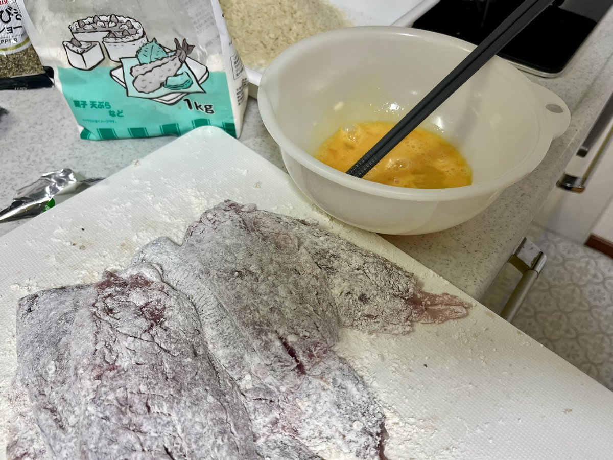 usanu65's tweet photo. 昨晩は #FABLA  さんにお世話に。
ホタパタ便のつもりが急遽アジ狙いも追加で2匹でしたが尺アジ釣らさせて頂いきました。
船長をはじめご一緒して頂いた方々のおかげで楽しくも勉強になった釣行でした。
ありがたき幸せ。
( ´ ▽ ` )

アジは美味しく頂きましたとさ。 https://t.co/iewhWnQd8B