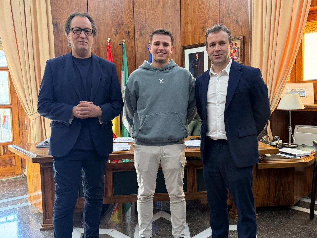 AytoJaen's tweet photo. El alcalde de Jaén, @Juliomillanjaen , junto al concejal de Juventud, ha recibido a Pedro Mula 'Gover', jugador jienense de eSports y campeón del Spanish Major Elche de TFT Set 16

🎮 Se ha clasificado en el Open de Las Vegas, donde representará a España
#Jaén #eSports https://t.co/X5dpS9PxV2